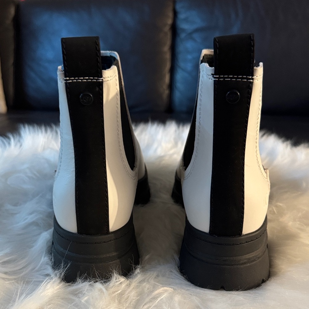 NWOT UGG Ashton Chelsea Ankle Boots Off White/Black size 10 - Picture 5 of 11